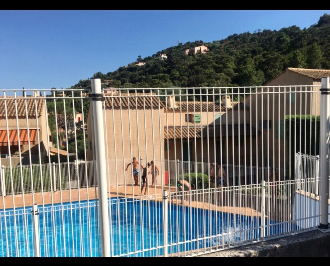 Cavalaire Vue Mer Au Loin Maisonnette Tout Equipee Pour 4 Personnes Avec Piscine Clim Wifi Velos Tv Barbecues Exterior foto